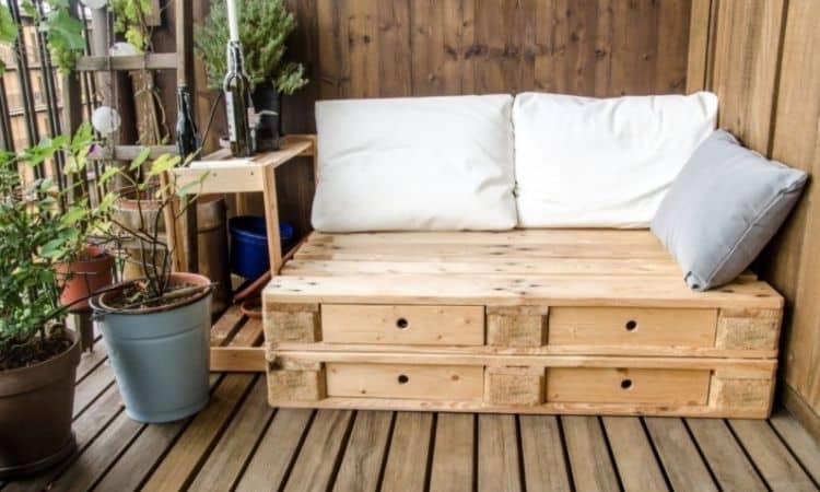 A self-made seat opportunity from euro pallets offers itself as common garden project
