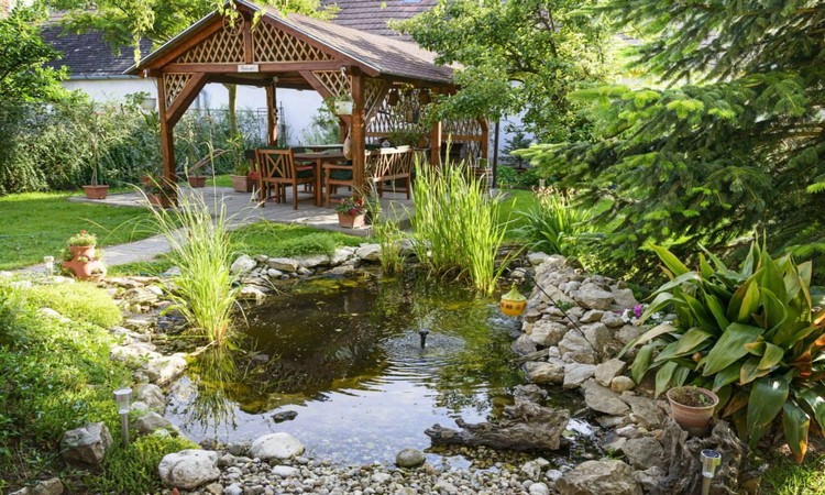 Garden-with-pond-sitting-corner-covered