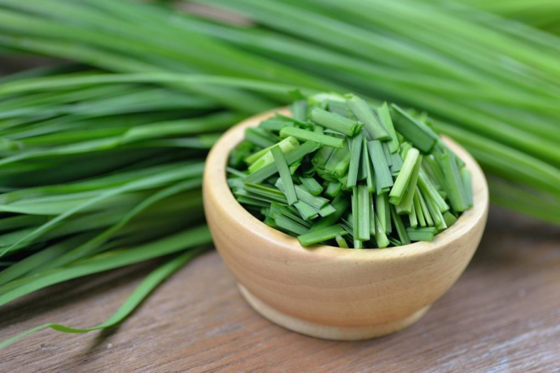Garlic chives taste good in herb quark, with salads or soups