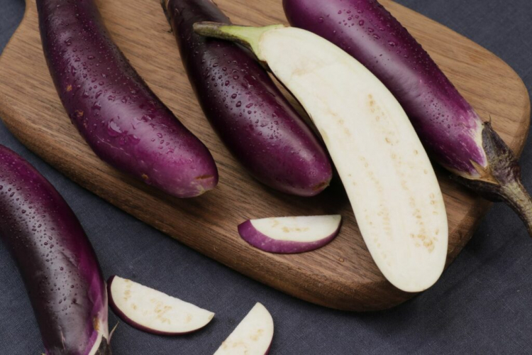 Ripe aubergines can be recognized by their correct color and firmness