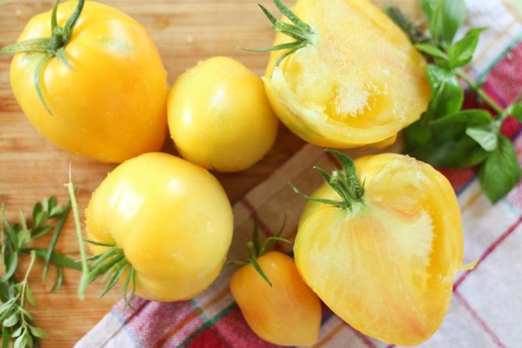 The yellow oxheart tomato 'White Oxheart' is a real eye-catcher on the plate.