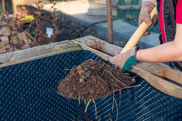 Filling a raised bed: instructions & expert tips