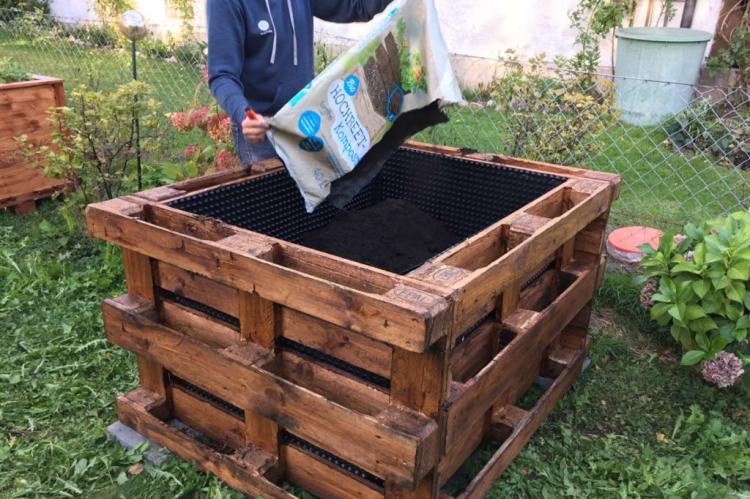 Filling a raised bed: instructions & expert tips